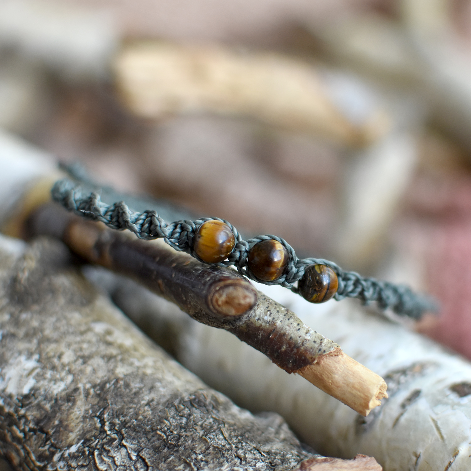 Tenký khaki náramek s tygřím okem