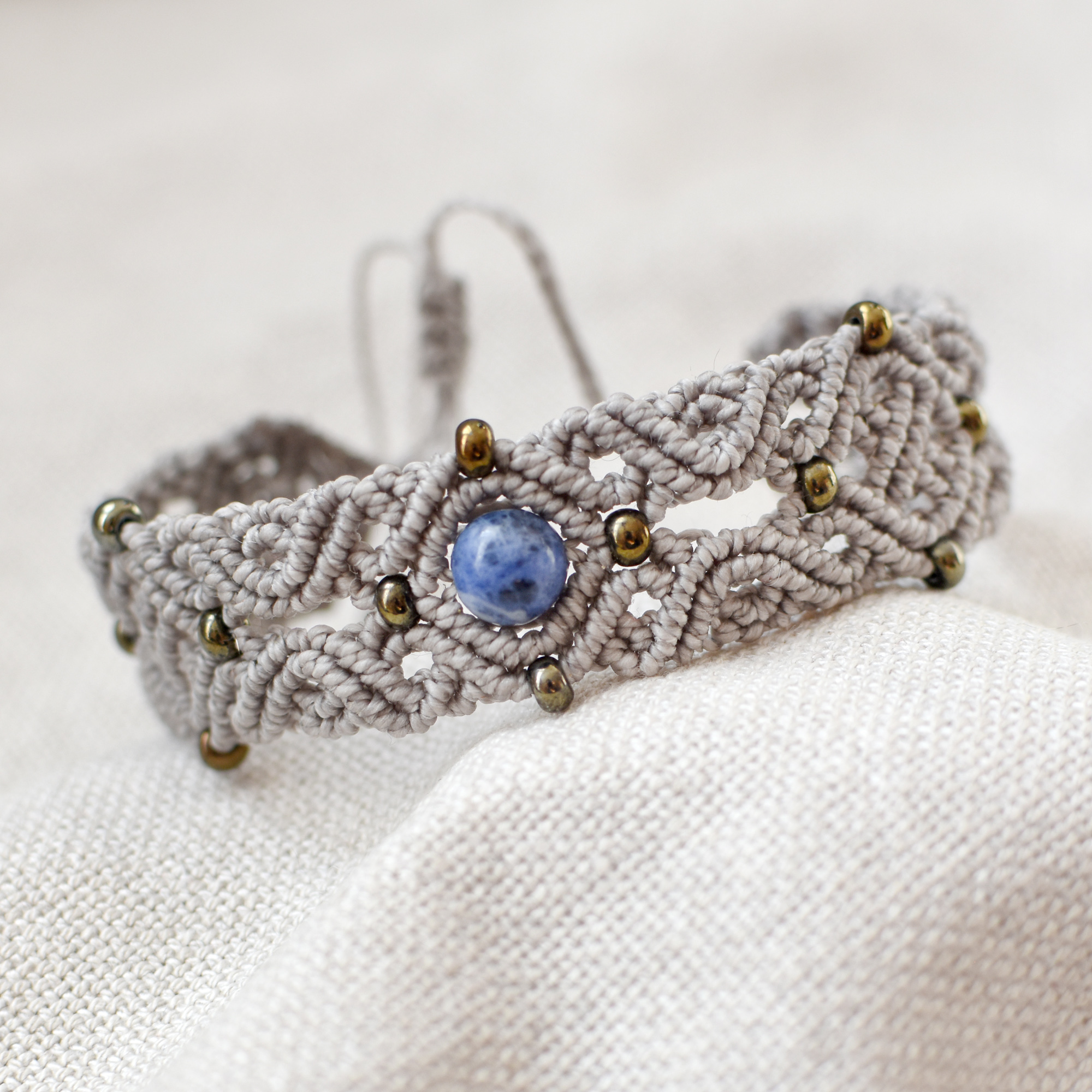 Šedý náramek s lapis lazuli
