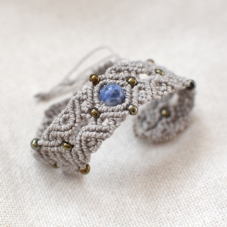 Šedý náramek s lapis lazuli